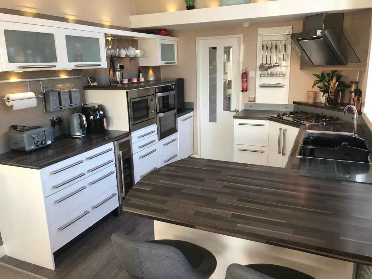 Hot Tub Accommodation North Wales Lodge Рил Экстерьер фото