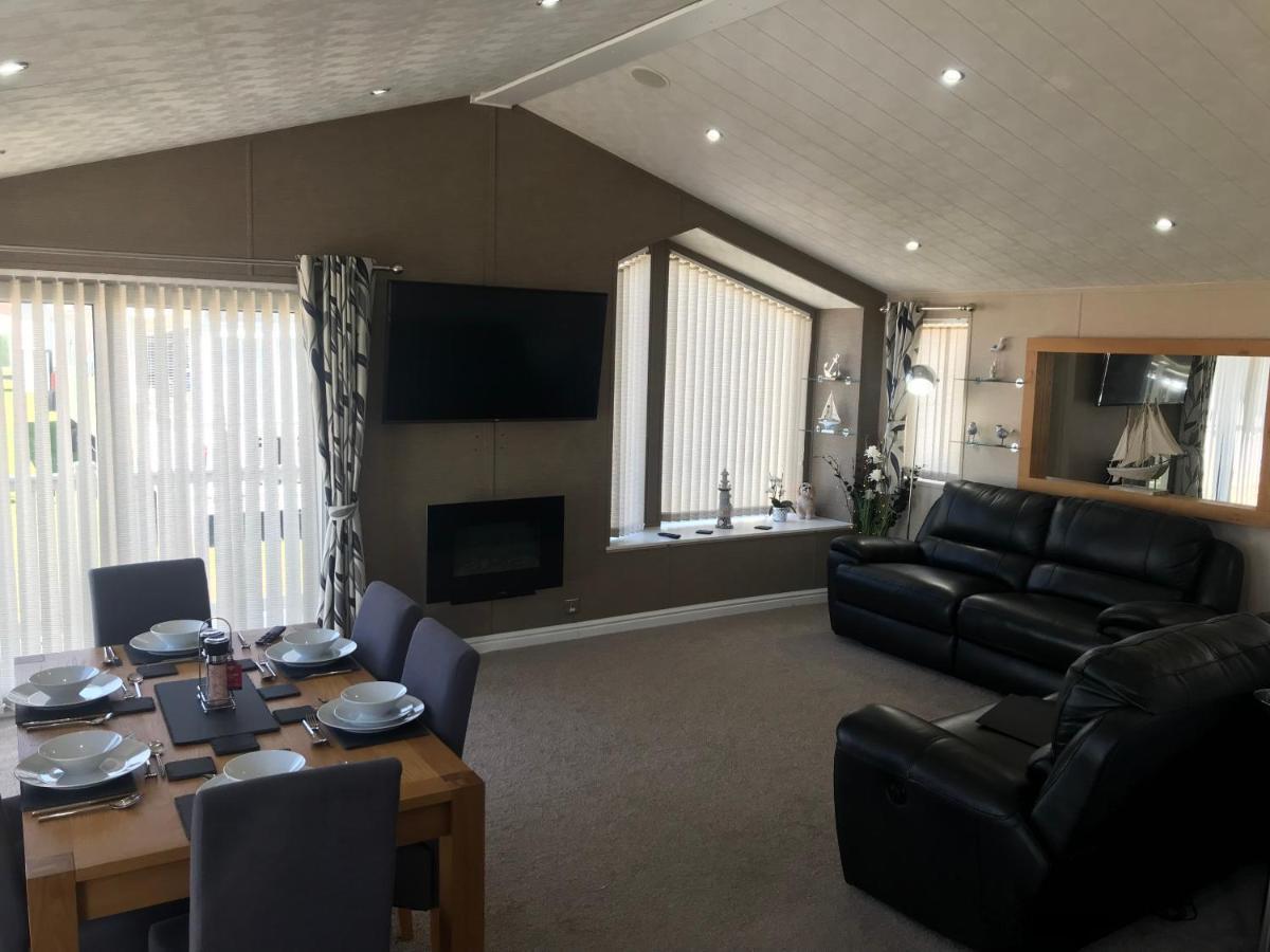 Hot Tub Accommodation North Wales Lodge Рил Экстерьер фото