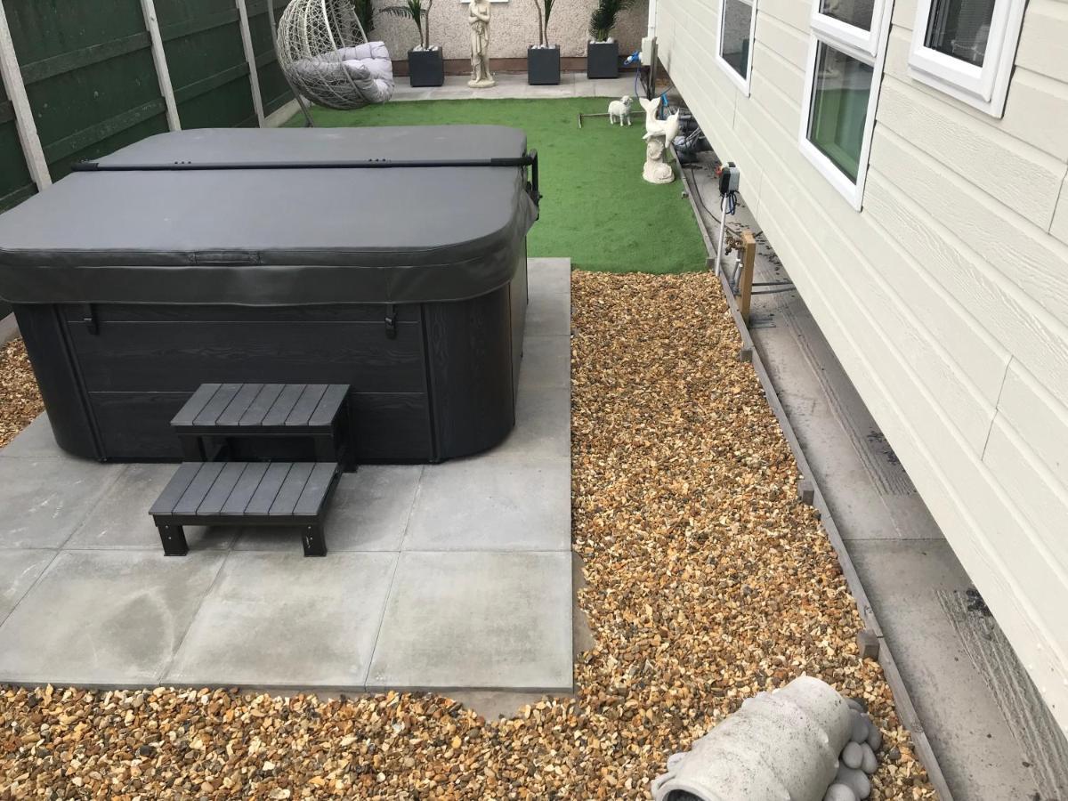 Hot Tub Accommodation North Wales Lodge Рил Экстерьер фото