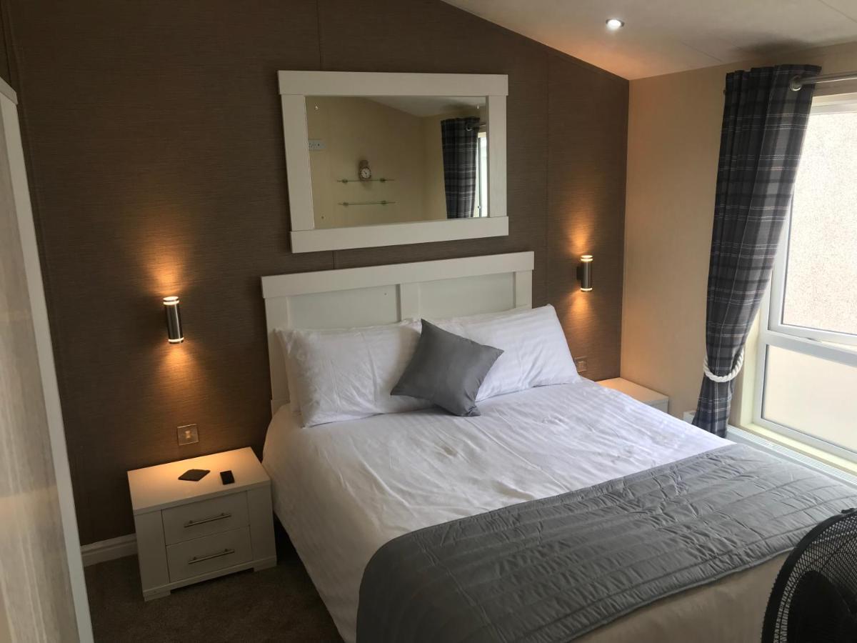Hot Tub Accommodation North Wales Lodge Рил Экстерьер фото